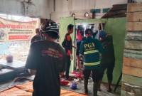 Relawan eevakuasi jasad ke Ruangan Instalasi Pemulasaraan Jenazah Rumah Sakit Umum Daerah (RSUD) Ulin Banjarmasin, Minggu (4/10/2026) (SuarIndonesia/DO)