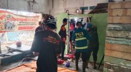 Relawan eevakuasi jasad ke Ruangan Instalasi Pemulasaraan Jenazah Rumah Sakit Umum Daerah (RSUD) Ulin Banjarmasin, Minggu (4/10/2026) (SuarIndonesia/DO)