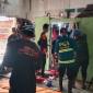 Relawan eevakuasi jasad ke Ruangan Instalasi Pemulasaraan Jenazah Rumah Sakit Umum Daerah (RSUD) Ulin Banjarmasin, Minggu (4/10/2026) (SuarIndonesia/DO)