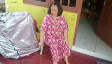 Pemilik rumah, Yayu (59), mengatakan bayi pertama kali ditemukan oleh menantunya yang hendak berangkat dinas ke kantor. SuarIndonesia/DO)