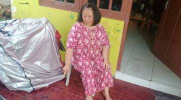 Pemilik rumah, Yayu (59), mengatakan bayi pertama kali ditemukan oleh menantunya yang hendak berangkat dinas ke kantor. SuarIndonesia/DO)