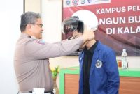 Dirlantas Polda Kalsel) Kombes Pol Dr Fahri Siregar mengedukasi mahasiswa tentang tertib berlalu lintas. Kamis (8/10/2026), Mahasiswa menjadi elemen penting untuk menjadi pelopor keselamatan. (SuarIndonesoa/Ist)
