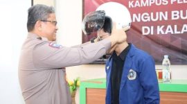 Dirlantas Polda Kalsel) Kombes Pol Dr Fahri Siregar mengedukasi mahasiswa tentang tertib berlalu lintas. Kamis (8/10/2026), Mahasiswa menjadi elemen penting untuk menjadi pelopor keselamatan. (SuarIndonesoa/Ist)

