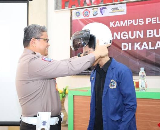 Dirlantas Polda Kalsel) Kombes Pol Dr Fahri Siregar mengedukasi mahasiswa tentang tertib berlalu lintas. Kamis (8/10/2026), Mahasiswa menjadi elemen penting untuk menjadi pelopor keselamatan. (SuarIndonesoa/Ist)
