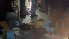 Tewas dengan tubuh terluka dialami pria bernama Adi Imam Fizay (30), dan tergeletak di depan rumah warga, Sabtu (10/10/2026), diduga akibat perkelahian (SuarIndonesia/DO)