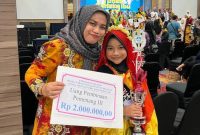 Syahna Dzakira Zahra, juara lagi di sekolajh. Tahun lalu (2025) juara I lomba menulis cerita pendek bahasa banjar. Bahkan ini pernah juara III tingkat Kota Banjarbaru hingga mewakili ke tingkat provinsi.(SuarIndonesia/Ist)