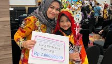 Syahna Dzakira Zahra, juara lagi di sekolajh. Tahun lalu (2025) juara I  lomba bakisah pendek bahasa banjar. Bahkan ini pernah juara III tingkat Kota Banjarbaru hingga mewakili ke tingkat provinsi.(SuarIndonesia/Ist)
