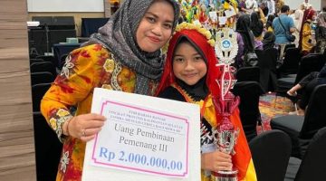 Syahna Dzakira Zahra, juara lagi di sekolajh. Tahun lalu (2025) juara I  lomba bakisah pendek bahasa banjar. Bahkan ini pernah juara III tingkat Kota Banjarbaru hingga mewakili ke tingkat provinsi.(SuarIndonesia/Ist)
