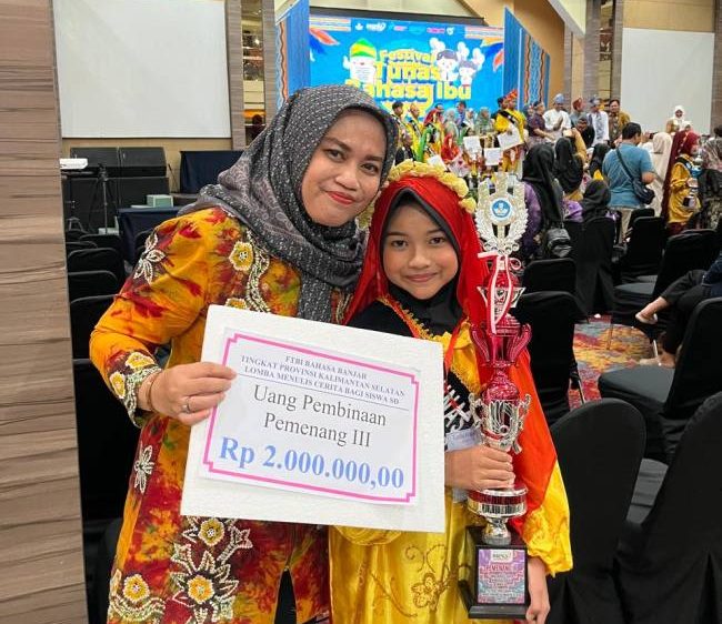 Syahna Dzakira Zahra, juara lagi di sekolajh. Tahun lalu (2025) juara I  lomba menulis cerita  pendek bahasa banjar. Bahkan ini pernah juara III tingkat Kota Banjarbaru hingga mewakili ke tingkat provinsi.(SuarIndonesia/Ist)
