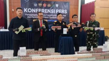 Barang bukti yang disita Bea Cukai Banjarmasin dan pihak terkait diperlihatkan, Selass (13/10/2026). (SuarIndonesia/DO)