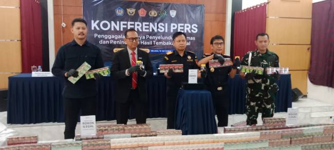 Barang bukti yang disita Bea Cukai Banjarmasin dan pihak terkait diperlihatkan, Selass (13/10/2026). (SuarIndonesia/DO)
