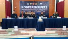Sebanyak 4,2 juta batang rokok ilegal masuk Kota Banjarmasin Kalimantan Selatan berhasil diamankan Bea Cukai Banjarmasin bersama unsur TNI dan barang bukti diperlihatkan, Selasa (13/10/2026) (SuarIndonesia/DO)