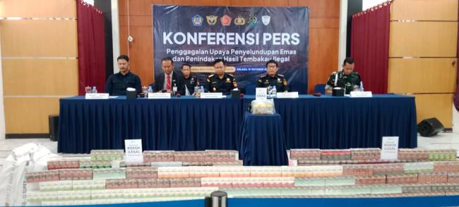 Sebanyak 4,2 juta batang rokok ilegal masuk Kota Banjarmasin Kalimantan Selatan berhasil diamankan Bea Cukai Banjarmasin bersama unsur TNI dan barang bukti diperlihatkan, Selasa (13/10/2026) (SuarIndonesia/DO)