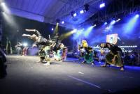 Penampilan seni tari berjudul “Karam”, Yayasan Sanggar Air, Kabupaten Hulu Sungai Utara, Amuntai, pada panggung Temu Karya Taman Budaya Regional Kalimantan
