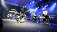 Penampilan seni tari berjudul “Karam”, Yayasan Sanggar Air, Kabupaten Hulu Sungai Utara, Amuntai, pada panggung Temu Karya Taman Budaya Regional Kalimantan
