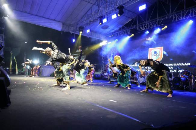 Penampilan seni tari berjudul “Karam”, Yayasan Sanggar Air, Kabupaten Hulu Sungai Utara, Amuntai, pada panggung Temu Karya Taman Budaya Regional Kalimantan