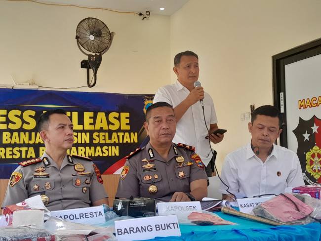 Penjelesan Kapolresta Banjarmasin Kombes Pol Riza Muttaqin kepada awak media, Rabu (14/10/2026) (SuarIndonesia/YI)