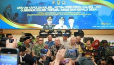 Perkuat langkah penanganan kebakaran hutan dan lahan (karhutla), Kepolisian Daerah (Polda Kalsel) bersama Pemerintah Provinsi, kumpulkan Lurah dan Kepala Desa (Kades), Kamis (15/10/2026). (Foto HuImas Polda Klasel untuk SuarIndonesia/com)