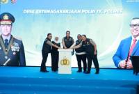 Kapolri Jenderal Polisi Suyudi Ario Seto (tengah) meresmikan Desk Ketenagakerjaan Polri tingkat polres di Polres Jombang, Jawa Timur, Sabtu (17/10/2026). (Foto: HO-Polri)