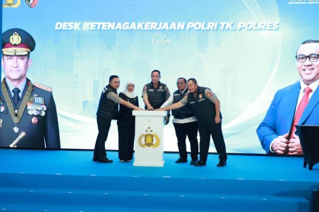 Kapolri Jenderal Polisi Suyudi Ario Seto (tengah) meresmikan Desk Ketenagakerjaan Polri tingkat polres di Polres Jombang, Jawa Timur, Sabtu (17/10/2026). (Foto: HO-Polri)