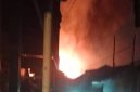 Kebakaran menghanguskan dua unit rumah warga di kawasan RT 32, Jalan Tanjung Maya Dalam, Kelurahan Karang Mekar, Kecamatan Banjarmasin Timur, Minggu (18/10/2026) malam )SuarIndonesia/DO)