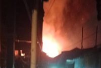 Kebakaran menghanguskan dua unit rumah warga di kawasan RT 32, Jalan Tanjung Maya Dalam, Kelurahan Karang Mekar, Kecamatan Banjarmasin Timur, Minggu (18/10/2026) malam )SuarIndonesia/DO)