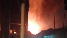 Kebakaran menghanguskan dua unit rumah warga di kawasan RT 32, Jalan Tanjung Maya Dalam, Kelurahan Karang Mekar, Kecamatan Banjarmasin Timur, Minggu (18/10/2026) malam )SuarIndonesia/DO)