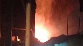 Kebakaran menghanguskan dua unit rumah warga di kawasan RT 32, Jalan Tanjung Maya Dalam, Kelurahan Karang Mekar, Kecamatan Banjarmasin Timur, Minggu (18/10/2026) malam )SuarIndonesia/DO)
