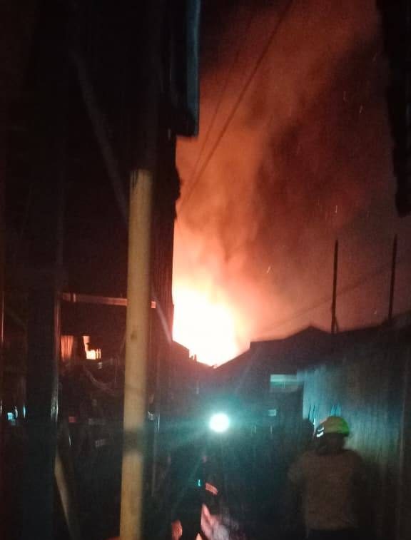 Kebakaran menghanguskan dua unit rumah warga di kawasan RT 32, Jalan Tanjung Maya Dalam, Kelurahan Karang Mekar, Kecamatan Banjarmasin Timur, Minggu (18/10/2026) malam )SuarIndonesia/DO)