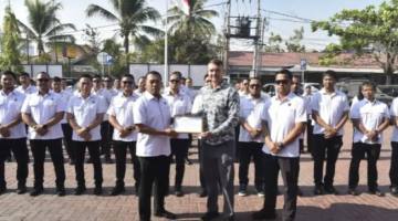 David Nejedlo selaku Presiden Persatuan Kebun Zoologi Ceko dan Slovakia (UCSZOO) sekaligus Direktur Kebun Binatang Liberec, serahkan sertifikat penghargaan kepada Dir Reskrimsus Polda Kalsel Kombes Pol Sigit Haryono di Banjarmasin, Selasa (20/10/2026). (SuarIndonesia/Ist)