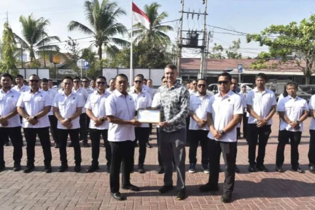 David Nejedlo selaku Presiden Persatuan Kebun Zoologi Ceko dan Slovakia (UCSZOO) sekaligus Direktur Kebun Binatang Liberec, serahkan sertifikat penghargaan kepada Dir Reskrimsus Polda Kalsel Kombes Pol Sigit Haryono di Banjarmasin, Selasa (20/10/2026). (SuarIndonesia/Ist)