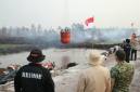 uji coba penanganan Karhutla menggunakan metode pencampuran cairan Surfaktan Pyrox dan Water Bombing di kawasan Jalan Gubernur Syarkawi, Kabupaten Banjar, Selasa (20/10/2026) sore. foto Humas Polda Kalsel untuk SuarIndonesia/com)