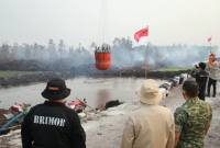 uji coba penanganan Karhutla menggunakan metode pencampuran cairan Surfaktan Pyrox dan Water Bombing di kawasan Jalan Gubernur Syarkawi, Kabupaten Banjar, Selasa (20/10/2026) sore. foto Humas Polda Kalsel untuk SuarIndonesia/com)