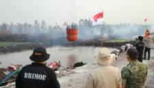 uji coba penanganan Karhutla menggunakan metode pencampuran cairan Surfaktan Pyrox dan Water Bombing di kawasan Jalan Gubernur Syarkawi, Kabupaten Banjar, Selasa (20/10/2026) sore. foto Humas Polda Kalsel untuk SuarIndonesia/com)