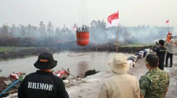 uji coba penanganan Karhutla menggunakan metode pencampuran cairan Surfaktan Pyrox dan Water Bombing di kawasan Jalan Gubernur Syarkawi, Kabupaten Banjar, Selasa (20/10/2026) sore. foto Humas Polda Kalsel untuk SuarIndonesia/com)