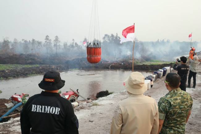 uji coba penanganan Karhutla menggunakan metode pencampuran cairan Surfaktan Pyrox dan Water Bombing di kawasan Jalan Gubernur Syarkawi, Kabupaten Banjar, Selasa (20/10/2026) sore. foto Humas Polda Kalsel untuk SuarIndonesia/com)