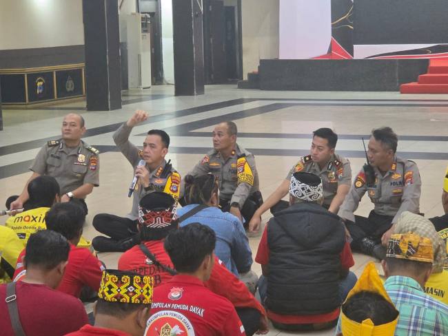 Kapolresta Banjarmasin Kombes Pol Riza Muttaqin melalui dialog terbuka bertajuk Polisi Bersama Masyarakat di Aula Mathilda Polresta Banjarmasin, Rabu (21/10/2026 (SuarIndonesia/YI)