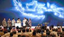 Presiden Prabowo Subianto (tengah) meresmikan Dewan Nasional Kesejahteraan Keuangan saat Rapat Koordinasi Nasional Tim Percepatan Akses Keuangan Daerah (Rakornas TPAKD) Tahun 2026 di Jiexpo Convention Centre, Jakarta, Kamis (22/10/2026). (Foto: Antara/Fauzan)