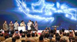 Presiden Prabowo Subianto (tengah) meresmikan Dewan Nasional Kesejahteraan Keuangan saat Rapat Koordinasi Nasional Tim Percepatan Akses Keuangan Daerah (Rakornas TPAKD) Tahun 2026 di Jiexpo Convention Centre, Jakarta, Kamis (22/10/2026). (Foto: Antara/Fauzan)