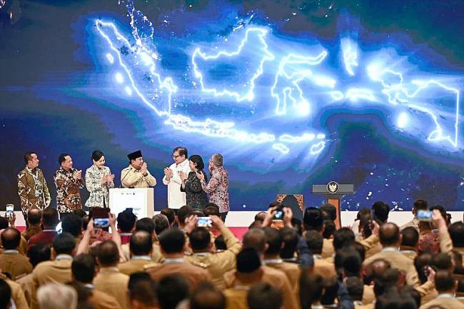 Presiden Prabowo Subianto (tengah) meresmikan Dewan Nasional Kesejahteraan Keuangan saat Rapat Koordinasi Nasional Tim Percepatan Akses Keuangan Daerah (Rakornas TPAKD) Tahun 2026 di Jiexpo Convention Centre, Jakarta, Kamis (22/10/2026). (Foto: Antara/Fauzan)