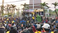 ksi unjuk rasa menanas depan Rumah Banjar, Banjarmasin, Kamis (22/10/2026), (SuarIndonesia/YI sekitar pukul 16.40 WITA