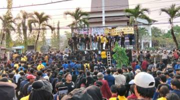 ksi unjuk rasa menanas depan Rumah Banjar, Banjarmasin, Kamis (22/10/2026), (SuarIndonesia/YI sekitar pukul 16.40 WITA