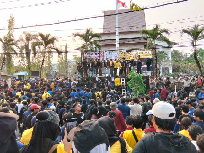 ksi unjuk rasa menanas depan Rumah Banjar, Banjarmasin, Kamis (22/10/2026), (SuarIndonesia/YI sekitar pukul 16.40 WITA