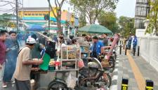 - Aksi unjuk rasa mahasiswa di depan Gedung DPRD Provinsi Kalimantan Selatan (Kalsel) tak hanya diwarnai orasi dan spanduk tuntutan, Kamis (22/10/2026) (SuarIndonesia/YI)