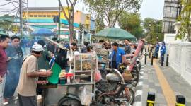 - Aksi unjuk rasa mahasiswa di depan Gedung DPRD Provinsi Kalimantan Selatan (Kalsel) tak hanya diwarnai orasi dan spanduk tuntutan, Kamis (22/10/2026) (SuarIndonesia/YI)