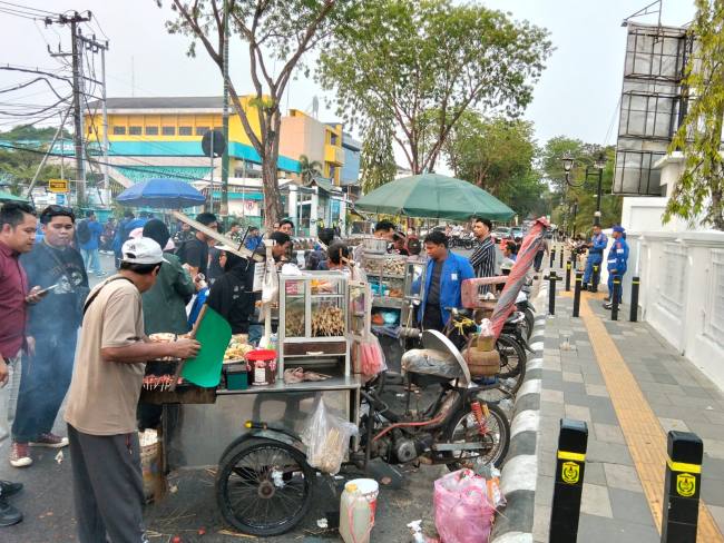 - Aksi unjuk rasa mahasiswa di depan Gedung DPRD Provinsi Kalimantan Selatan (Kalsel) tak hanya diwarnai orasi dan spanduk tuntutan, Kamis (22/10/2026) (SuarIndonesia/YI)
