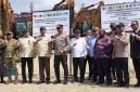 Menhan Sjafrie Sjamsoeddin bersama Jaksa Agung Sanitiar Burhanuddin Panglima TNI Jenderal TNI Agus Subiyanto, dan Kapolri Jendral Suyudi Ari Seto, dan Gubernur Papua Tengah Meki Nawipa berpose besama usai penutupan aktifitas pertambangan PT Kristalin, Kamis (22/10/2026). (Foto: Antara/Ali N Ichsan)