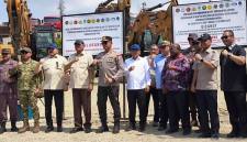 Menhan Sjafrie Sjamsoeddin bersama Jaksa Agung Sanitiar Burhanuddin Panglima TNI Jenderal TNI Agus Subiyanto, dan Kapolri Jendral Suyudi Ari Seto, dan Gubernur Papua Tengah Meki Nawipa berpose besama usai penutupan aktifitas pertambangan PT Kristalin, Kamis (22/10/2026). (Foto: Antara/Ali N Ichsan)