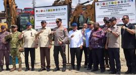 Menhan Sjafrie Sjamsoeddin bersama Jaksa Agung Sanitiar Burhanuddin Panglima TNI Jenderal TNI Agus Subiyanto, dan Kapolri Jendral Suyudi Ari Seto, dan Gubernur Papua Tengah Meki Nawipa berpose besama usai penutupan aktifitas pertambangan PT Kristalin, Kamis (22/10/2026). (Foto: Antara/Ali N Ichsan)