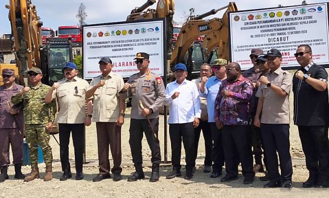 Menhan Sjafrie Sjamsoeddin bersama Jaksa Agung Sanitiar Burhanuddin Panglima TNI Jenderal TNI Agus Subiyanto, dan Kapolri Jendral Suyudi Ari Seto, dan Gubernur Papua Tengah Meki Nawipa berpose besama usai penutupan aktifitas pertambangan PT Kristalin, Kamis (22/10/2026). (Foto: Antara/Ali N Ichsan)